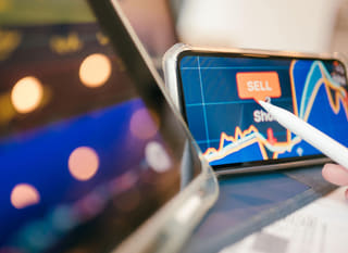 Analyse simultanée de Bitcoin, Ethereum et des options forex par un trader multimarchés
