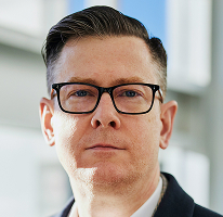 Alexander Hughes, PDG d'une société de trading crypto, portrait.