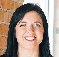 Sophie Hartwell, responsable du support client au sein d'une équipe de service, portrait.